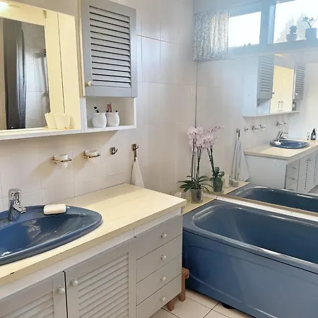 Сasa de vacaciones House 5 Min Walk From Ons, Three Bedrooms